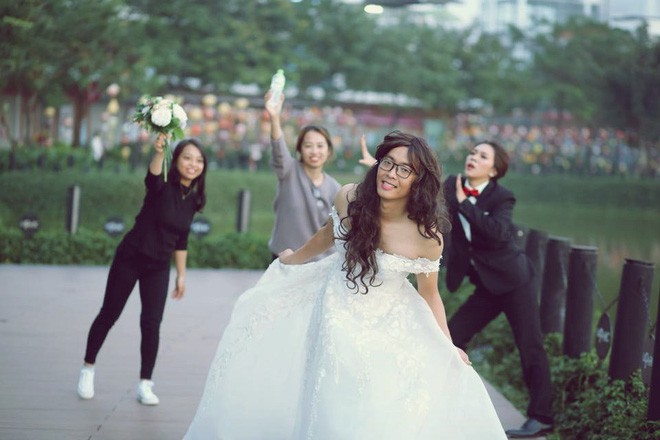 Bộ ảnh cưới hoán đổi của chú rể hot girl và cô dâu boy ngầu Hà Nội gây bão mạng xã hội Bộ ảnh cưới hoán đổi của chú rể hot girl và cô dâu boy ngầu Hà Nội gây bão mạng xã hội